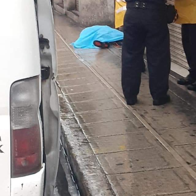 Caminaba bajo llovizna en el centro de Mérida y muere