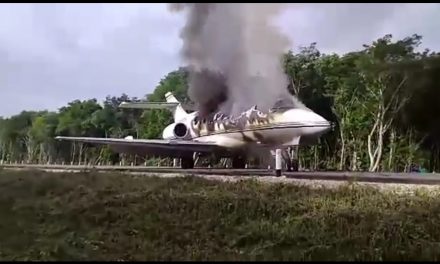 “Narcoavioneta” aterriza de emergencia y se incendia en Quintana Roo