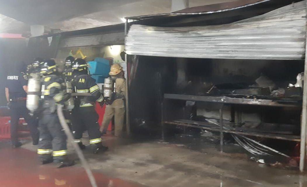 Cerrado mercado municipal de Santa Ana por incendio anoche