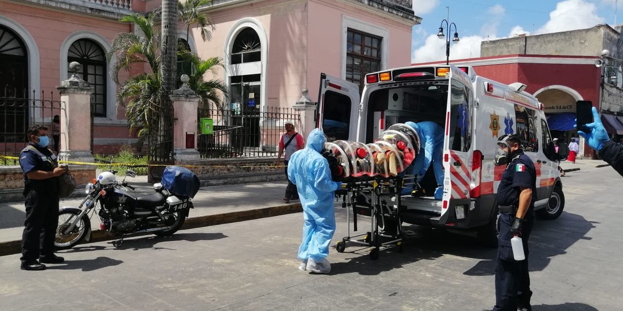 Mujer enferma es rescatada en el centro de Mérida y llevada en cápsula