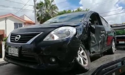 Camioneta en que viajaba Vila Dosal se vuela alto y choca con auto particular