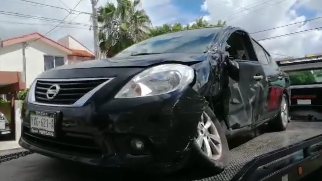 Camioneta en que viajaba Vila Dosal se vuela alto y choca con auto particular