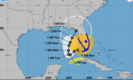 Retrocede “Eta” y se acercaría a la península de Yucatán como huracán