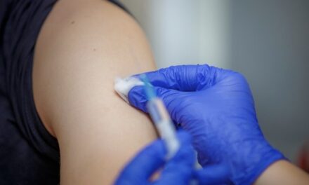 Es Reino Unido primer país del mundo en autorizar una vacuna contra el Covid-19