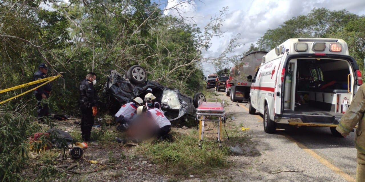 Familia vuelca en la Mérida-Cancún y muere bebé de dos años