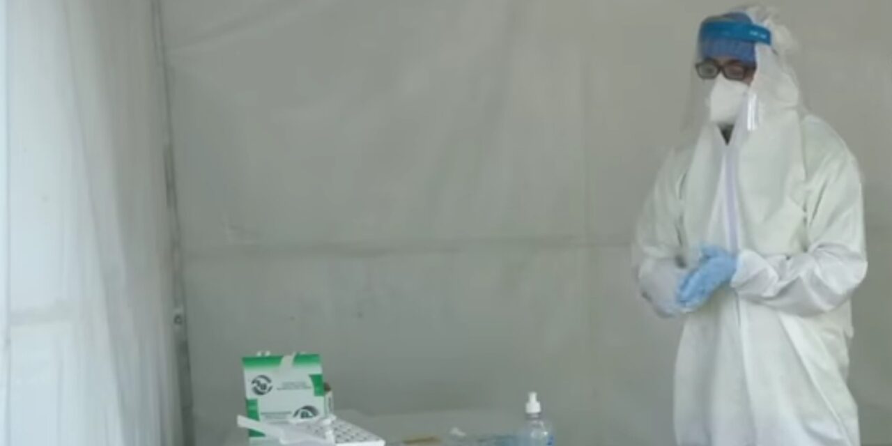 Contagios y hospitalizaciones en repunte; muere abuelita de 90 años