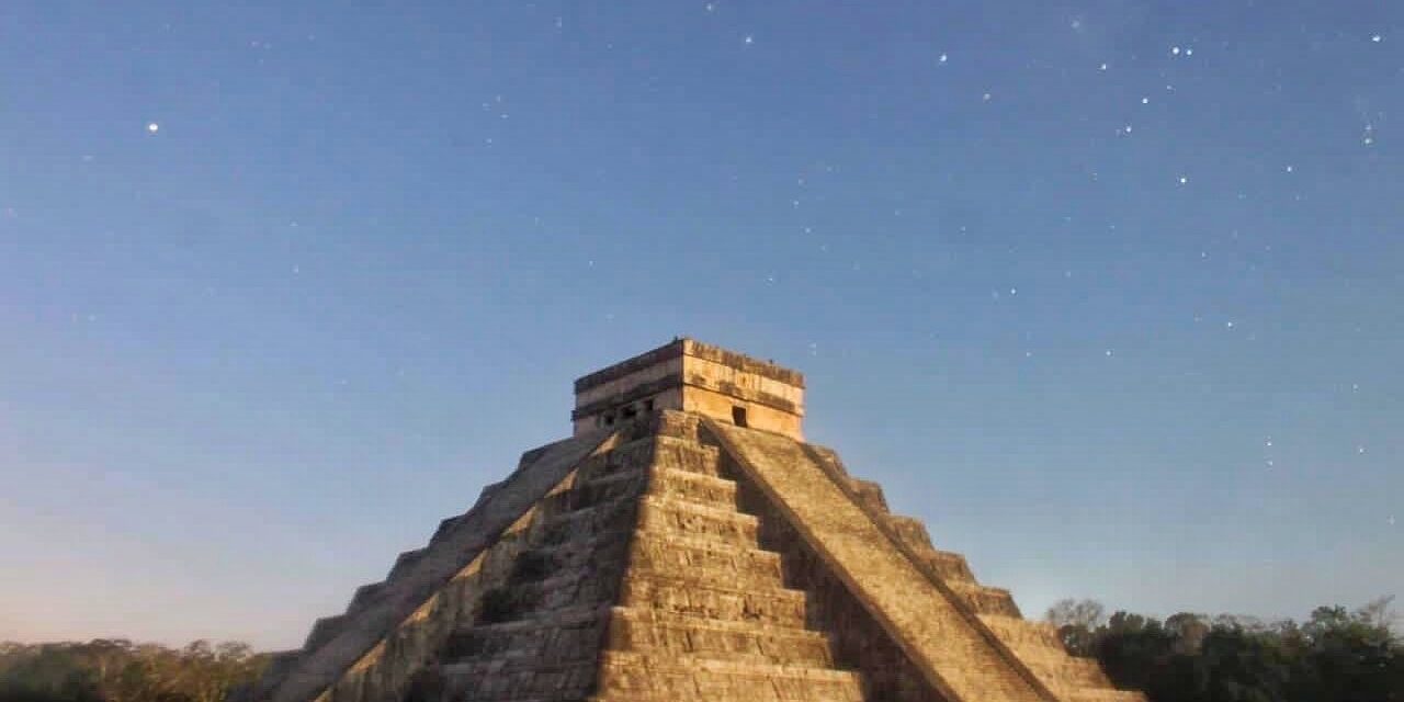 Luna y Sol forman a Kukulcán en Chichén y visitan Dzibilchaltún el mismo día