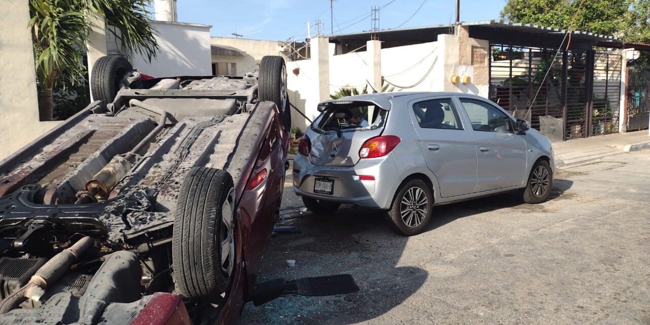 Costoso pestañazo: tres autos dañados en Juan Pablo Segundo