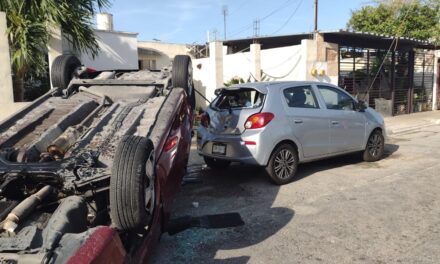 Costoso pestañazo: tres autos dañados en Juan Pablo Segundo