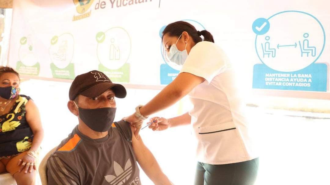 Aceleran vacunación en Mérida y adelantan al segmento de 50-53