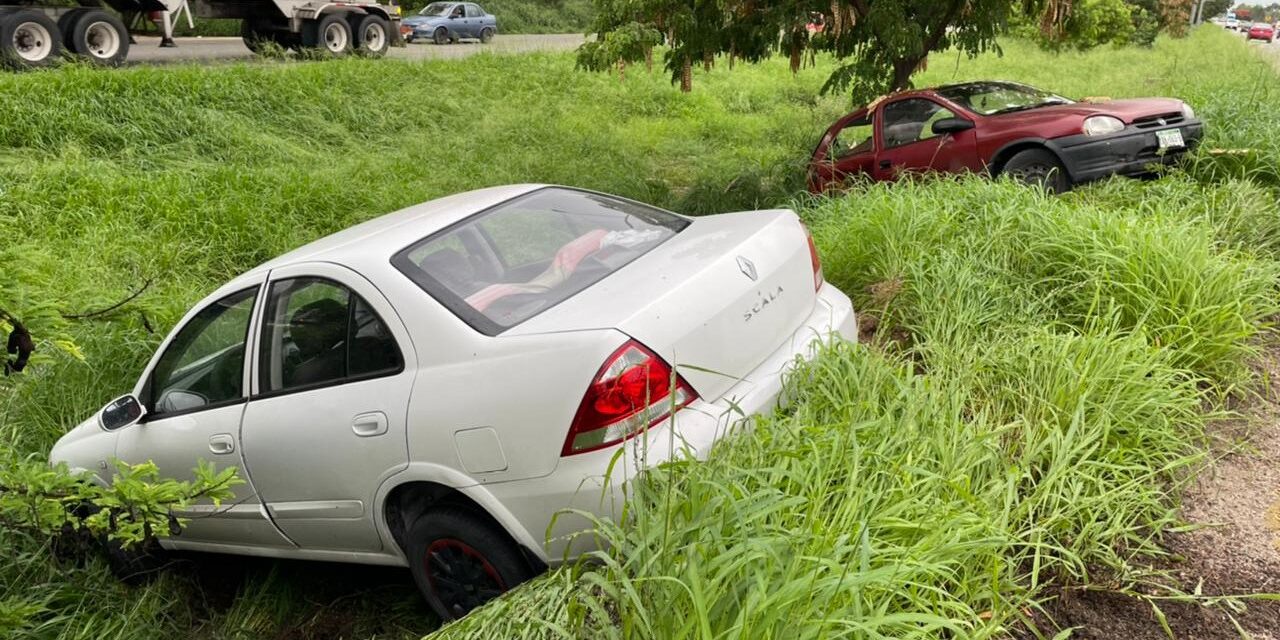 Sin seguros y con piso mojado: chocan autos en periférico de Mérida