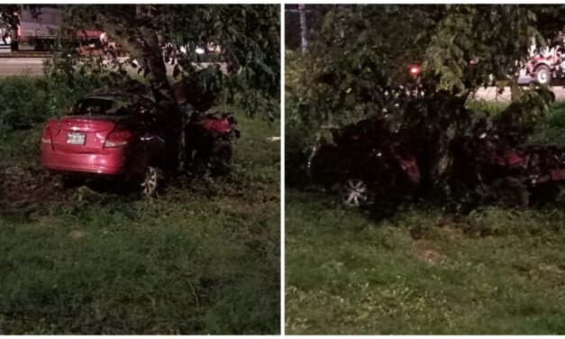 Conductor muere prensado en su auto en periférico Mérida