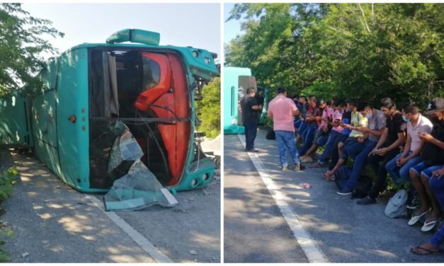 Choca y vuelca camión con 40 trabajadores a bordo; sólo golpes leves