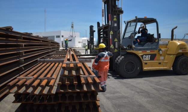 Llegan rieles para sección de Tren Maya de Playa del Carmen a Tulum
