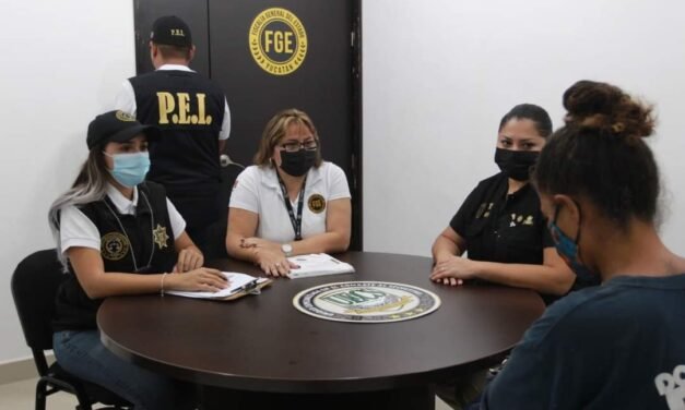 Llega de turista a Yucatán, extravía documentos y termina limpiando autos
