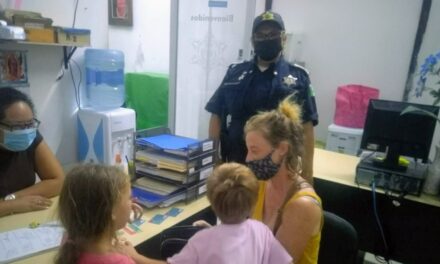 Turista inglesa extravía documentos y efectivo en centro de Mérida; lo recupera