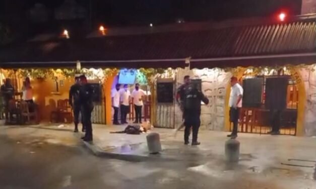 Cenaban en restaurante de Tulum y los balearon en fuego cruzado