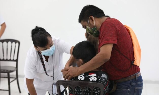 Chicos con comorbilidades o enfermedad grave reciben vacunas Pfizer