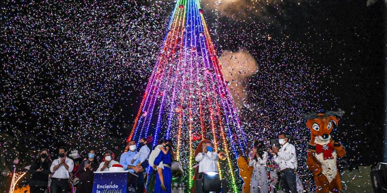 Ilumina árbol navideño Remate de Montejo y parten caravanas alegóricas