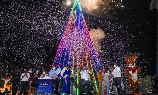Ilumina árbol navideño Remate de Montejo y parten caravanas alegóricas