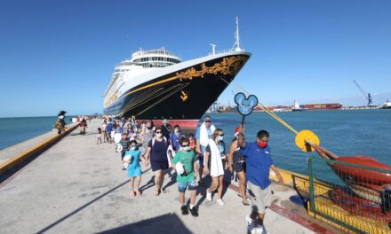 Magia del crucero turístico “Disney Wonder” en puerto Progreso