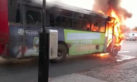 Camión de pasajeros de la Mérida – Umán se incendió en avenida Itzáes