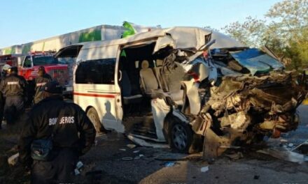 Camioneta de pasajeros contra volquete en la Mérida – Campeche; siete heridos
