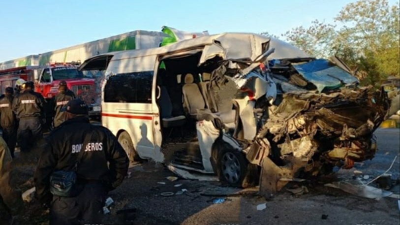 Camioneta de pasajeros contra volquete en la Mérida – Campeche; siete heridos