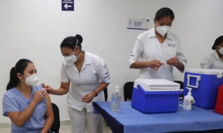Refuerzo de vacuna a personal de áreas Covid en hospitales públicos y privados