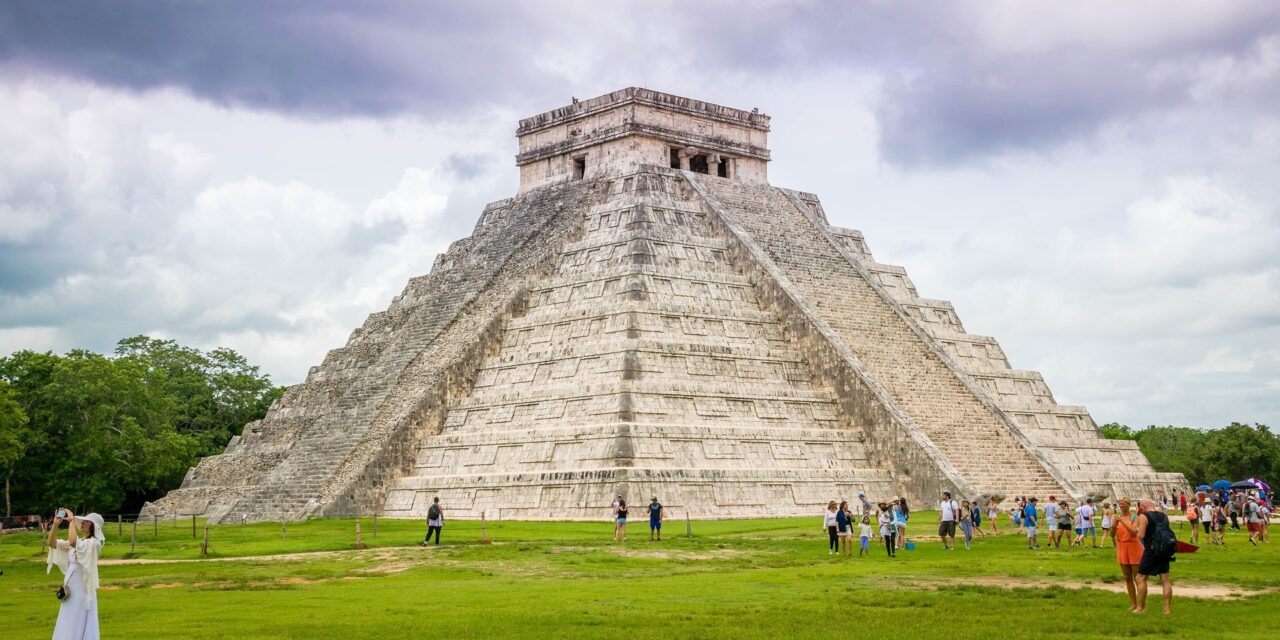 Abren investigación por denuncias contra guías de turistas en Chichén Itzá