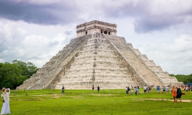 Abren investigación por denuncias contra guías de turistas en Chichén Itzá