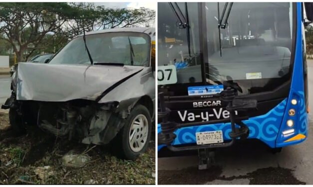 Auto colisiona autobús de “Va y Ven”, huye y choca contra poste