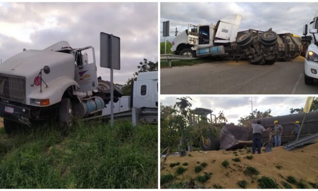 Vuelca tráiler y tira 20 toneladas de soya en periférico de Mérida