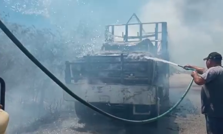 Viejo camión arde en tramo Baca-Motul; severos daños materiales