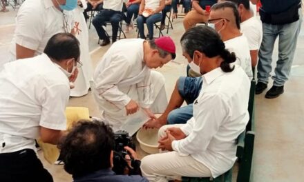 Enseña de humildad: arzobispo lava y besa pies a 12 internos
