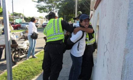 Policías estatales de Yucatán agreden a reportero por “estorbar”
