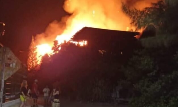 Infierno de seis horas por incendio en Holbox y sin bomberos