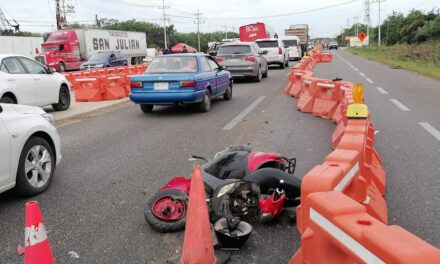 Susto para motociclistas: ‘aporreados’ contra autobús de ADO