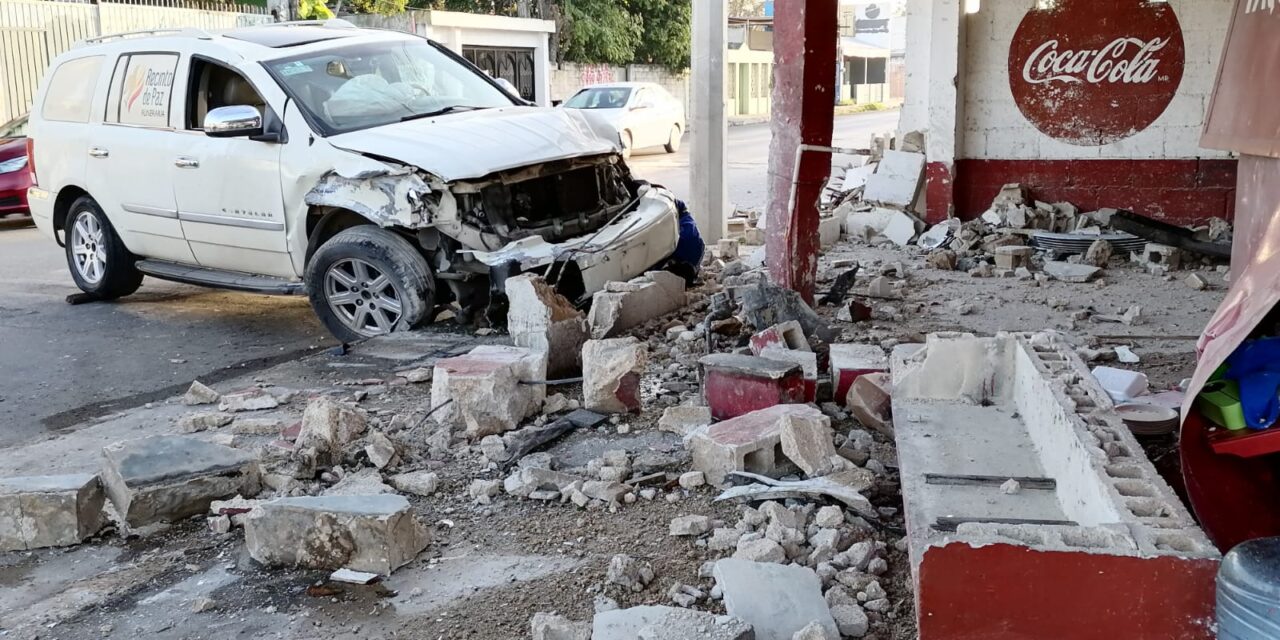 Carroza fúnebre destroza acceso de taquería en Mercedes Barrera