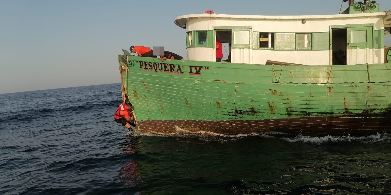 Salvados pescadores tras colisión de buque al noroeste de Progreso