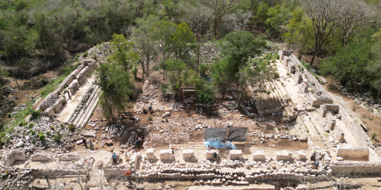 Dos conjuntos habitacionales emergen de selva en zona arqueológica de Kabah