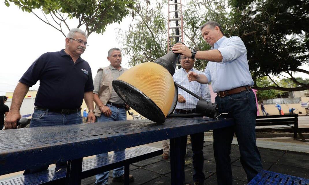 Bacheo de calles y nueva iluminación en parques y sitios deportivos