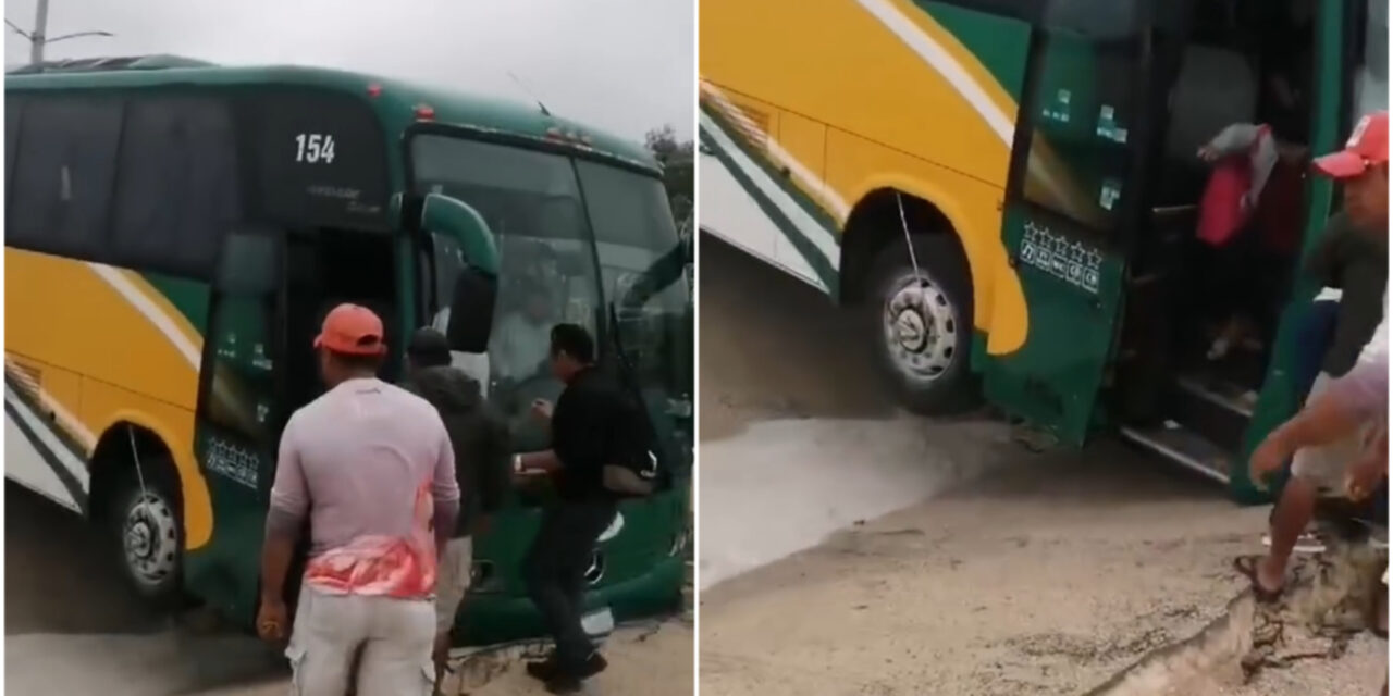 Socavón por mal tiempo en Río Lagartos atrapa a camión turístico