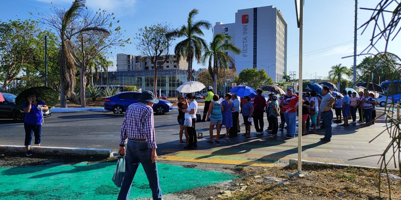 Bloquean avenida al norte de Mérida por apagones y presionan a CFE