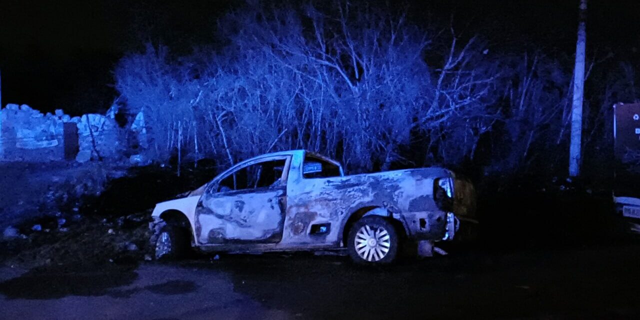 Libran de acabar calcinados en camioneta cerca de Ciudad Caucel