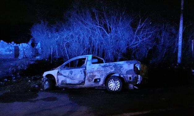Libran de acabar calcinados en camioneta cerca de Ciudad Caucel