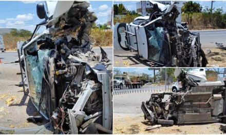 Auto despedazado en periférico Mérida, pero conductor salió con vida