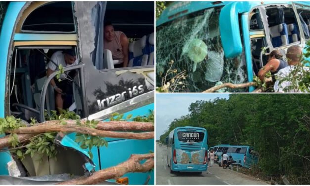 Sale de carretera autobús con turistas a bordo en la Cancún – Mérida