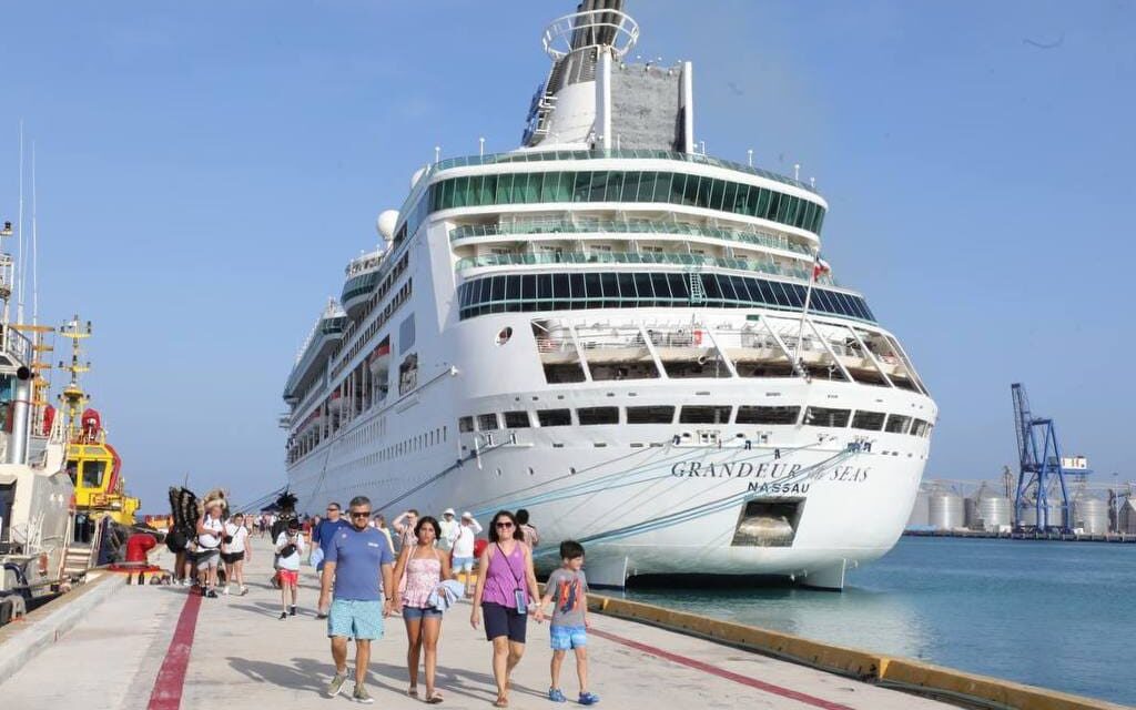 Crucero “Grandeur of the Seas”, de Royal Caribbean, en puerto Progreso