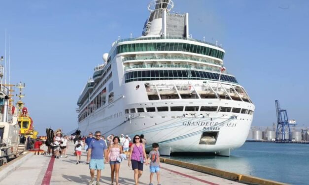 Crucero «Grandeur of the Seas», de Royal Caribbean, en puerto Progreso